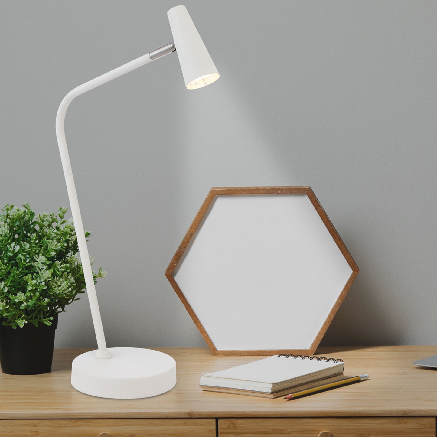 TFS TABLE LAMP 3wLED 3000K 3 STEP TOUCH SWITCH DIM 368Lm 140x310x490 OFF-WHITE