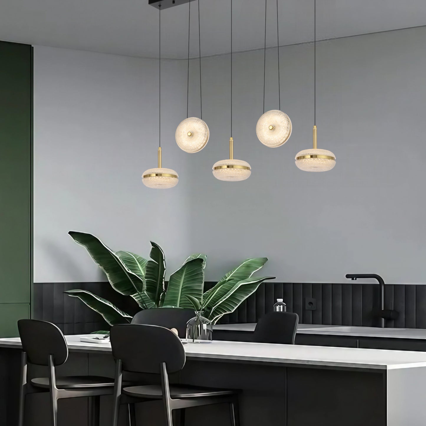 TFS 5LT BAR PENDANT 5x10wLED L980 W150 H70 3000k non-DIM CAB2M D150*70 ANT GOLD/CLEAR