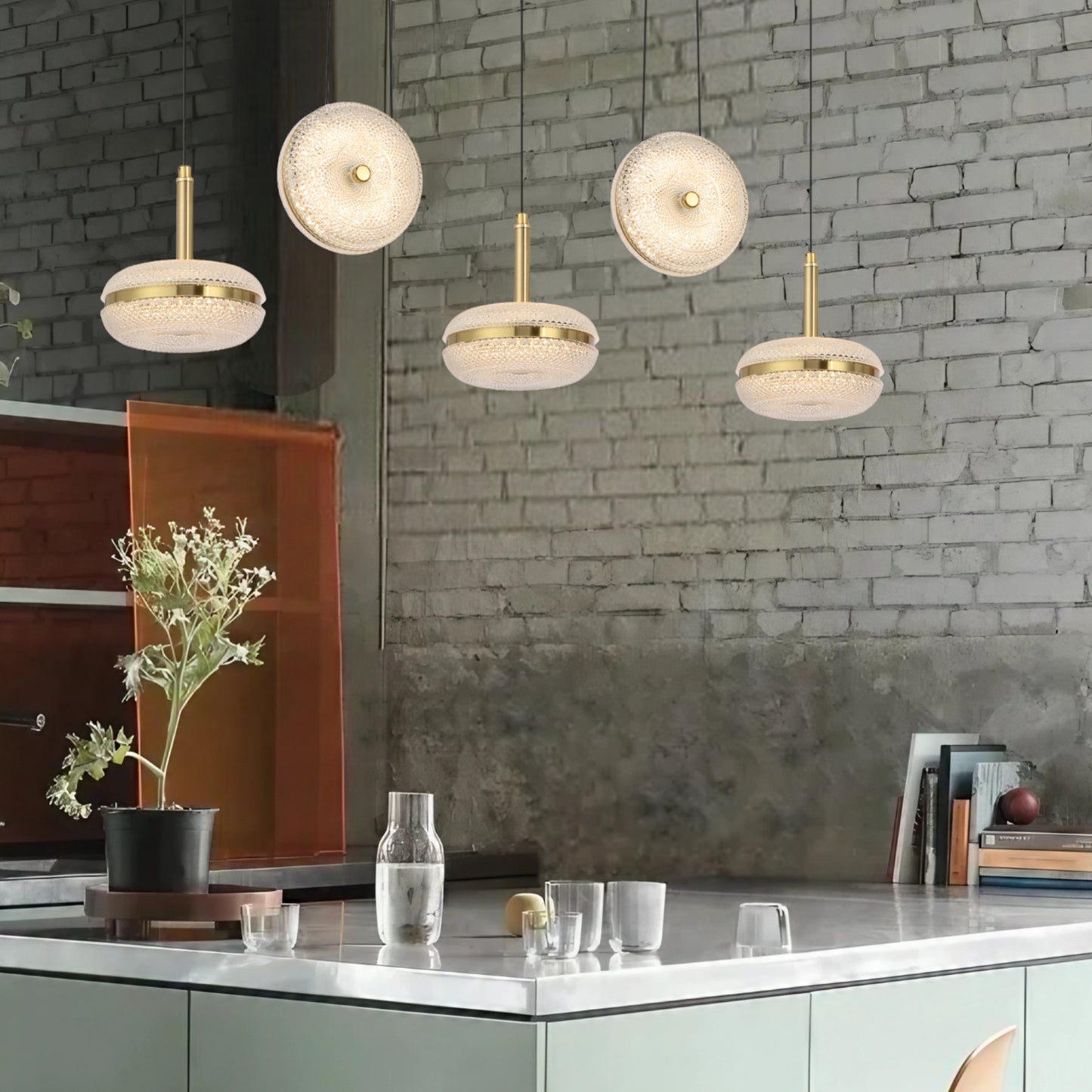 TFS 5LT BAR PENDANT 5x10wLED L980 W150 H70 3000k non-DIM CAB2M D150*70 ANT GOLD/CLEAR