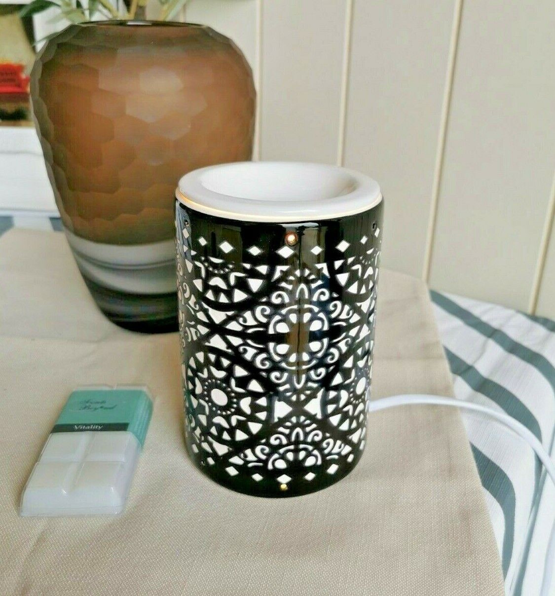 black-ceramic-electric-oil-burner-lamp-free-wax-globe