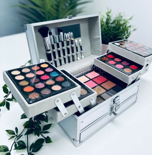 makeup-kit-set-eyeshadow-palette-blush